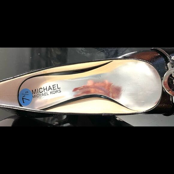 Michael Kors Michael Monogram Black Patent Leather Pumps Logo Silver Buckle 7.5M - Picture 8 of 11